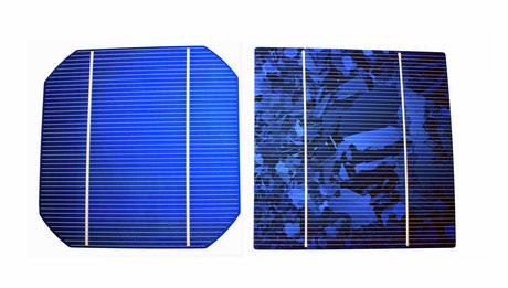 Links een Mono-crystalline cell en rechts een Poly-crystalline cell