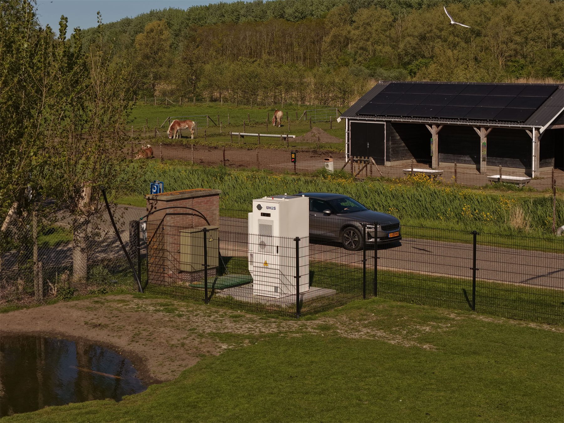 Zakelijke laadpaal met zonnepanelen en energieopslag bij een bedrijfslocatie